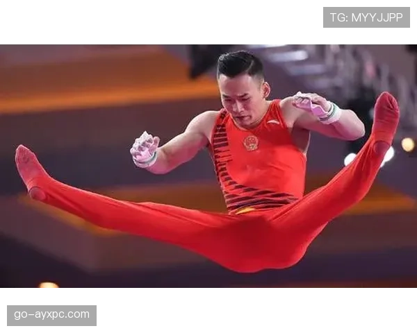 肖若腾今天比赛场边居然穿着拖鞋，这生活态度也太随性了吧！